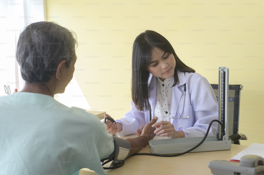 Asiatischer älterer männlicher Patient ist beratender und besuchender Arzt im Krankenhaus..