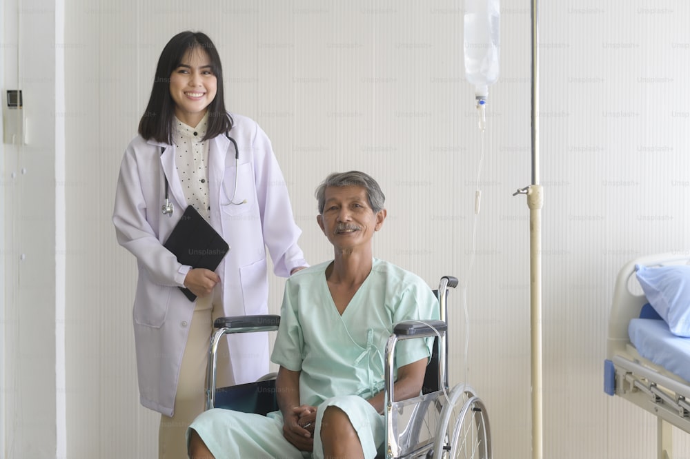 병원, 건강 관리 및 의료 개념에서 휠체어로 이동하는 노인 환자 남성을 돕는 의사
