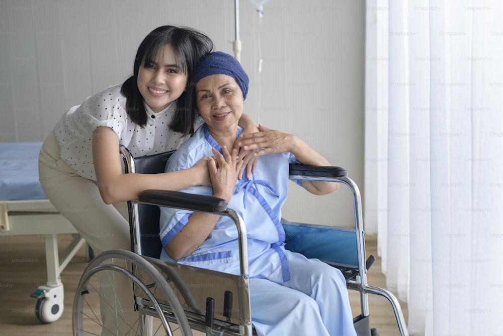 Krebspatientin mit Kopftuch und ihre unterstützende Tochter im Krankenhaus-, Kranken- und Versicherungskonzept.