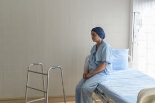 Retrato de la mujer mayor del paciente de cáncer que usa el pañuelo de la cabeza en el hospital, la atención médica y el concepto médico