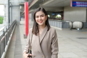 Um retrato da bela empresária sorridente na cidade moderna, conceito de estilo de vida das pessoas