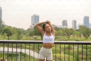 Una joven mujer fitness en ropa deportiva haciendo ejercicio en el parque de la ciudad, Healthy and Lifestyles.