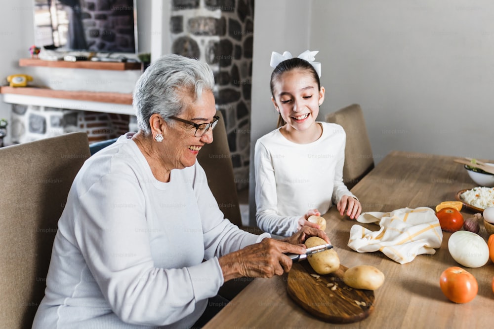 Grand-mère et petite-fille hispaniques cuisinent dans la cuisine à domicile au Mexique Amérique latine