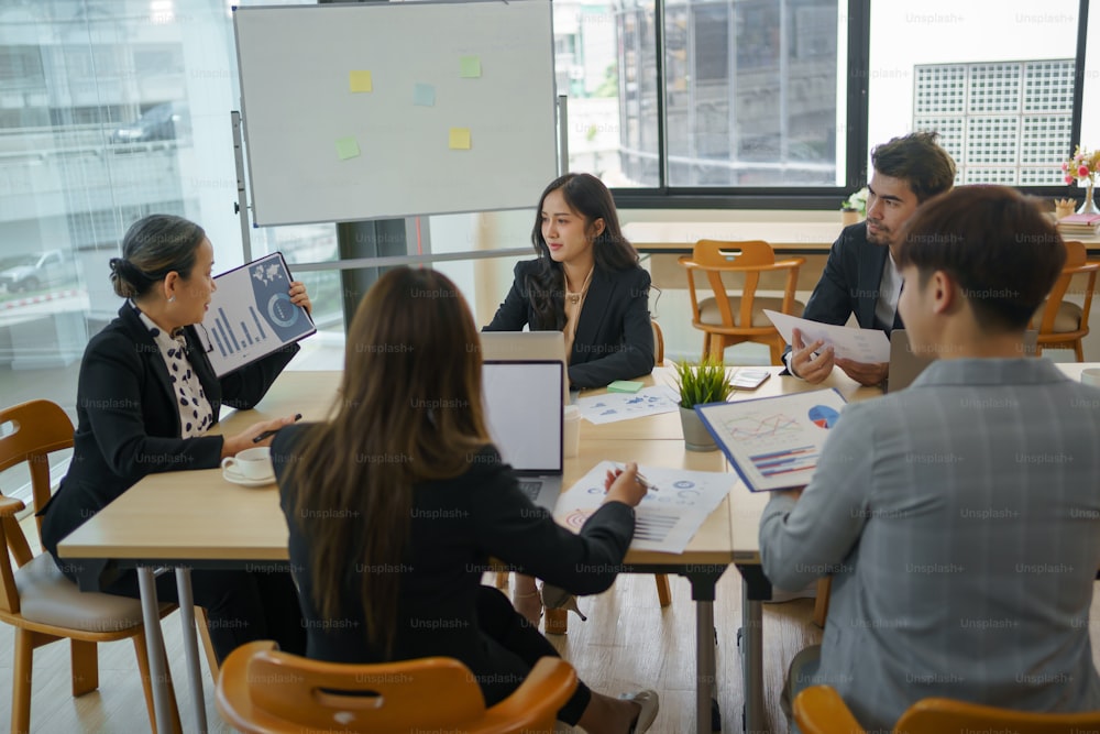 일에 전념하는 아시아 사업가들의 만남. 사무실에서 함께 일하는 창의적인 비즈니스 팀.