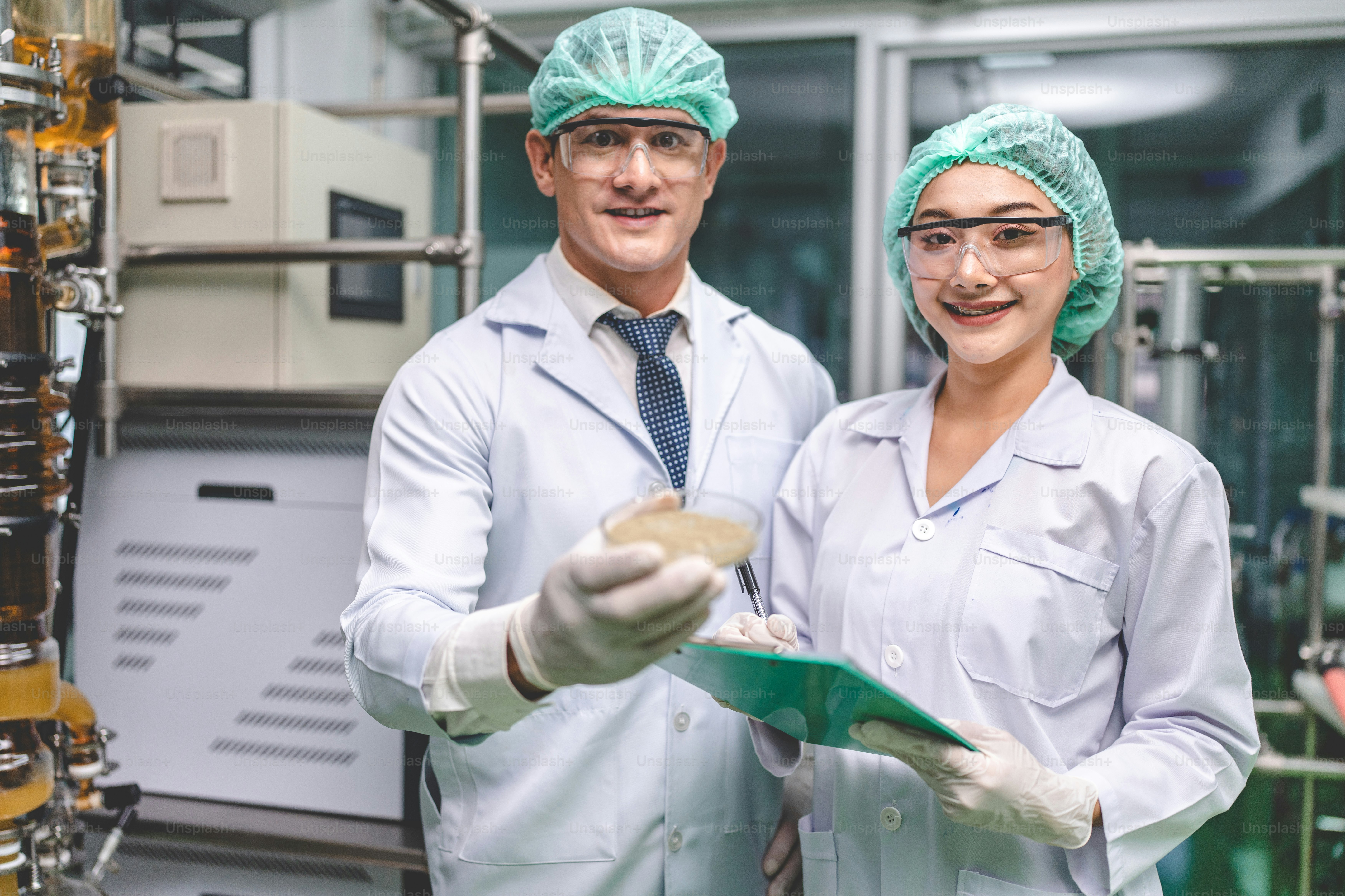 Wissenschaftler, der Bio-Cannabis-Hanfpflanzen in einem Unkrautgewächshaus untersucht. Konzept der Legalisierung Kräuter für alternative Medizin mit CBD-Öl, kommerzielle pharmazeutische Medizin Geschäftsindustrie