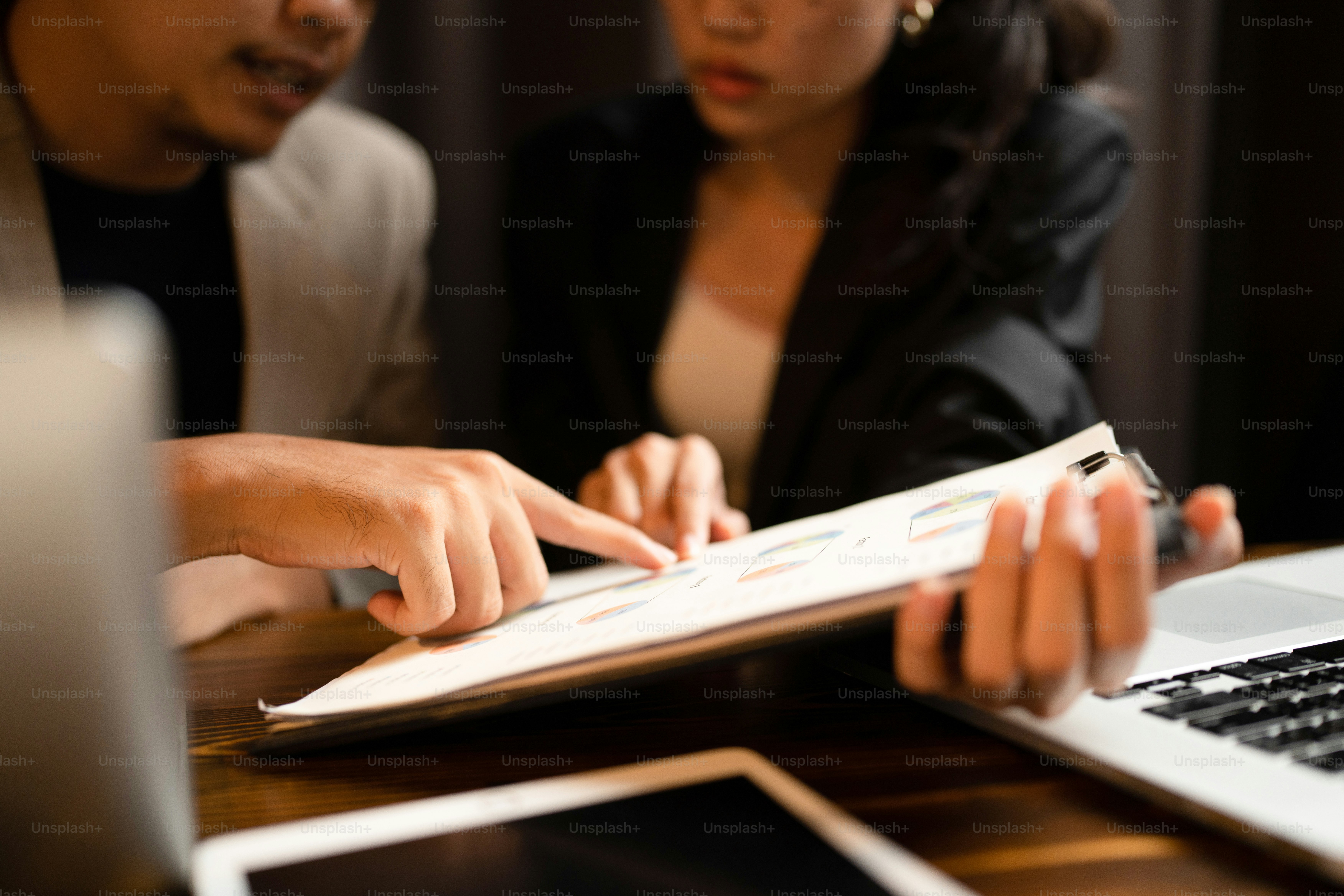 Geschäftsgenehmigungs- und Zertifikatskonzept, Bestätigung der Genehmigung des Geschäftsmarketingdokuments und des beglaubigten Stempels, Unterzeichnung auf Geschäftspartnerpapier zum Erfolg oder Konzept von Anwalt und Versicherung