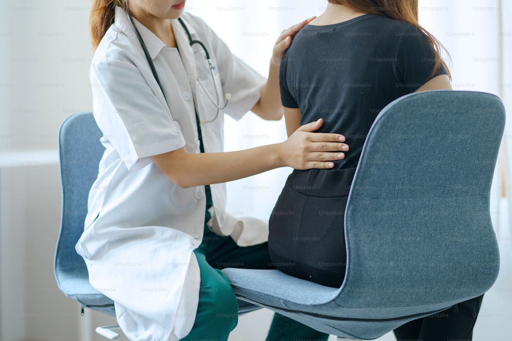 Fisioterapeuta cuida de um paciente com dor nas costas em uma clínica.