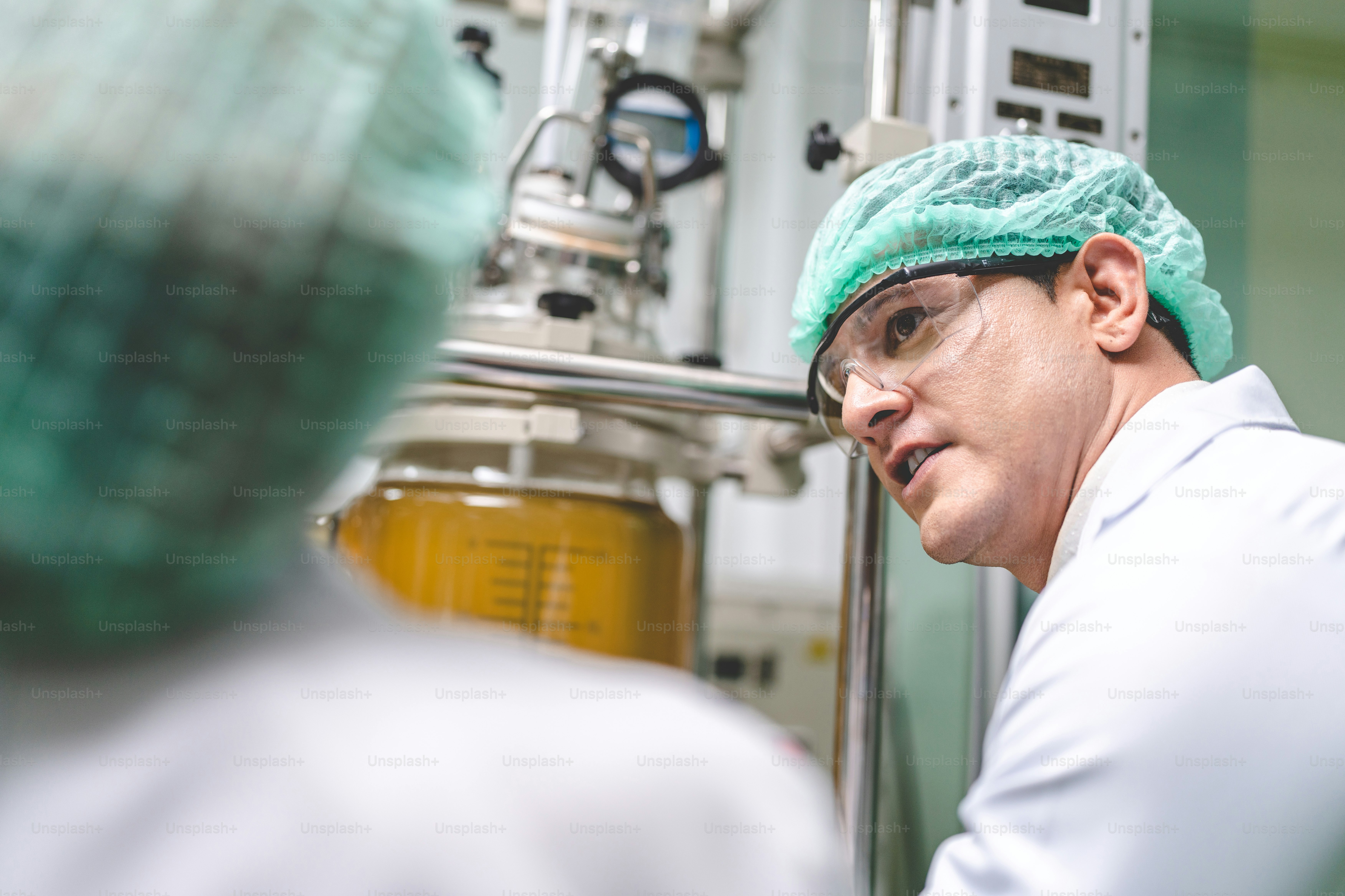 Wissenschaftler Forschung Medizin Extrakt CBD-Öl aus Cannabis für alternative medizinische Gesundheit im chemischen Labor ist Kräuterhanfpflanze und Ganja-Blatt ein natürliches organisches Kraut, das für Drogen verwendet wird