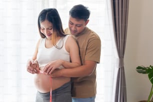 お腹センチメートルを測定する若い妊婦、ヘルスケアと妊娠ケア