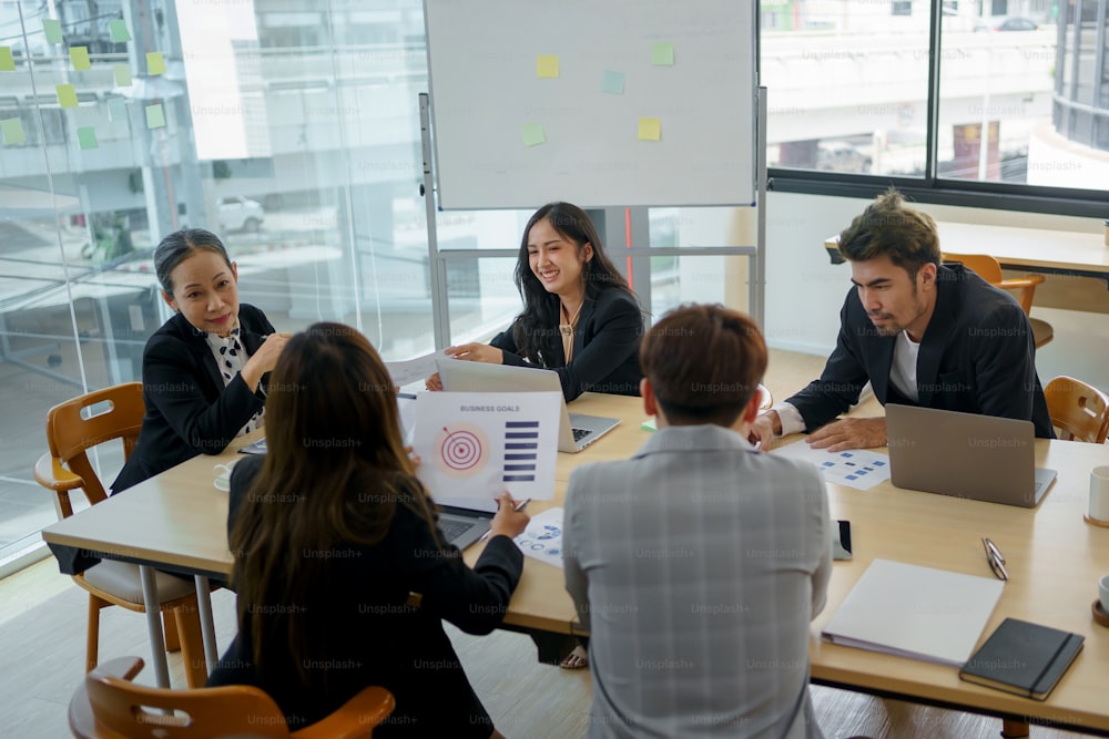 일에 전념하는 아시아 사업가들의 만남. 사무실에서 함께 일하는 창의적인 비즈니스 팀.