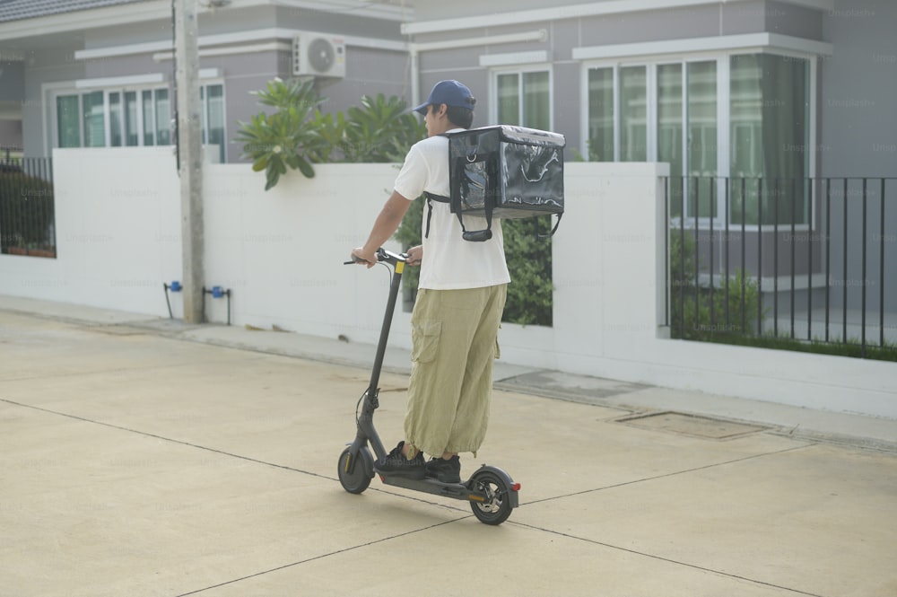 Un livreur souriant avec un sac à dos thermique roulant sur une trottinette électrique, livrer un concept en ligne