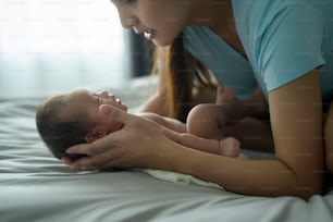 Una giovane madre con un simpatico neonato.