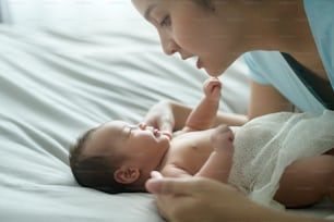 Eine junge Mutter mit einem süßen Neugeborenen.