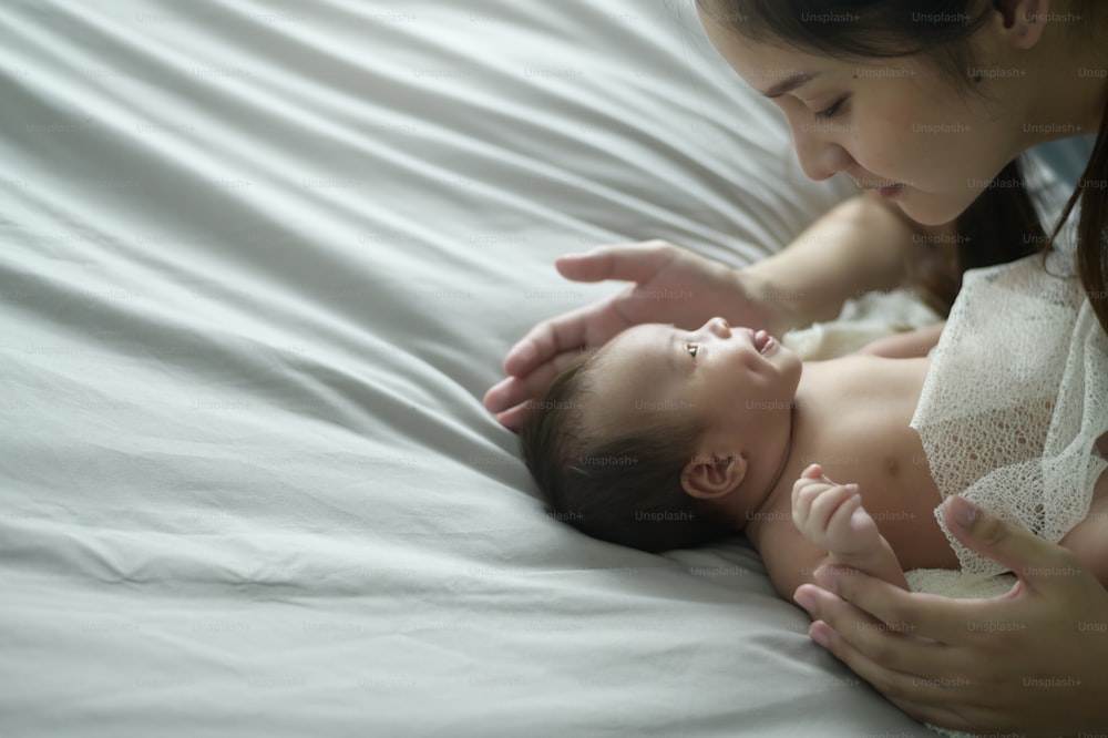 Eine junge Mutter mit einem süßen Neugeborenen.