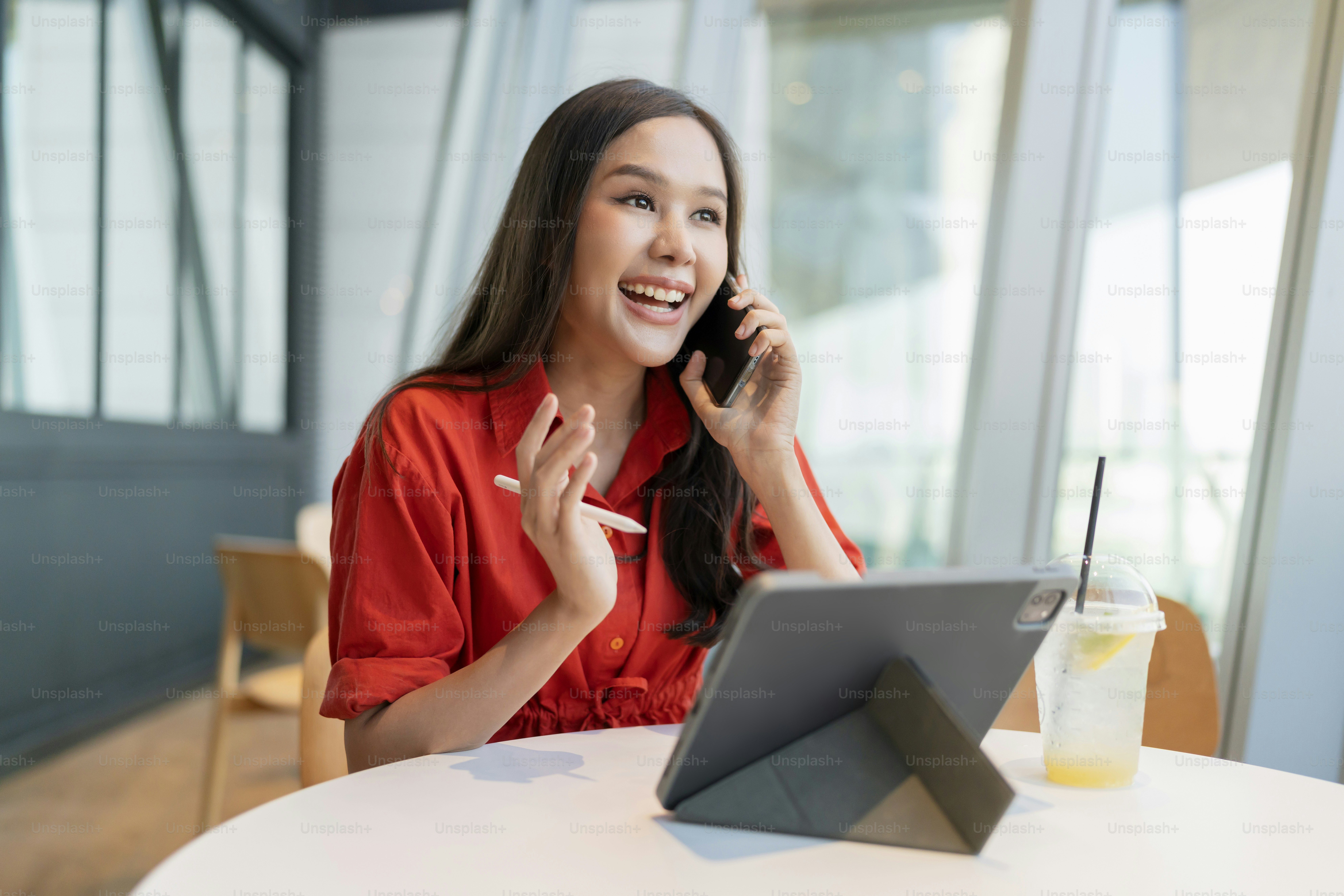 inteligente atractiva mujer asiática mujer casual ropa trabajo independiente ocio relajarse trabajando con computadora portátil y teléfono inteligente en cafetería restaurante estilo de vida urbano nómada digital que trabaja en el espacio de trabajo conjunto