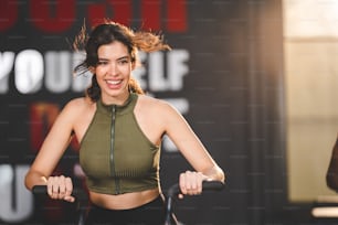 Junge Frauen trainieren mit Fahrradgeräten im Fitnessstudio, Fahrradtraining aktiv für gesundes Cardio und Körper, Sport Lifestyle