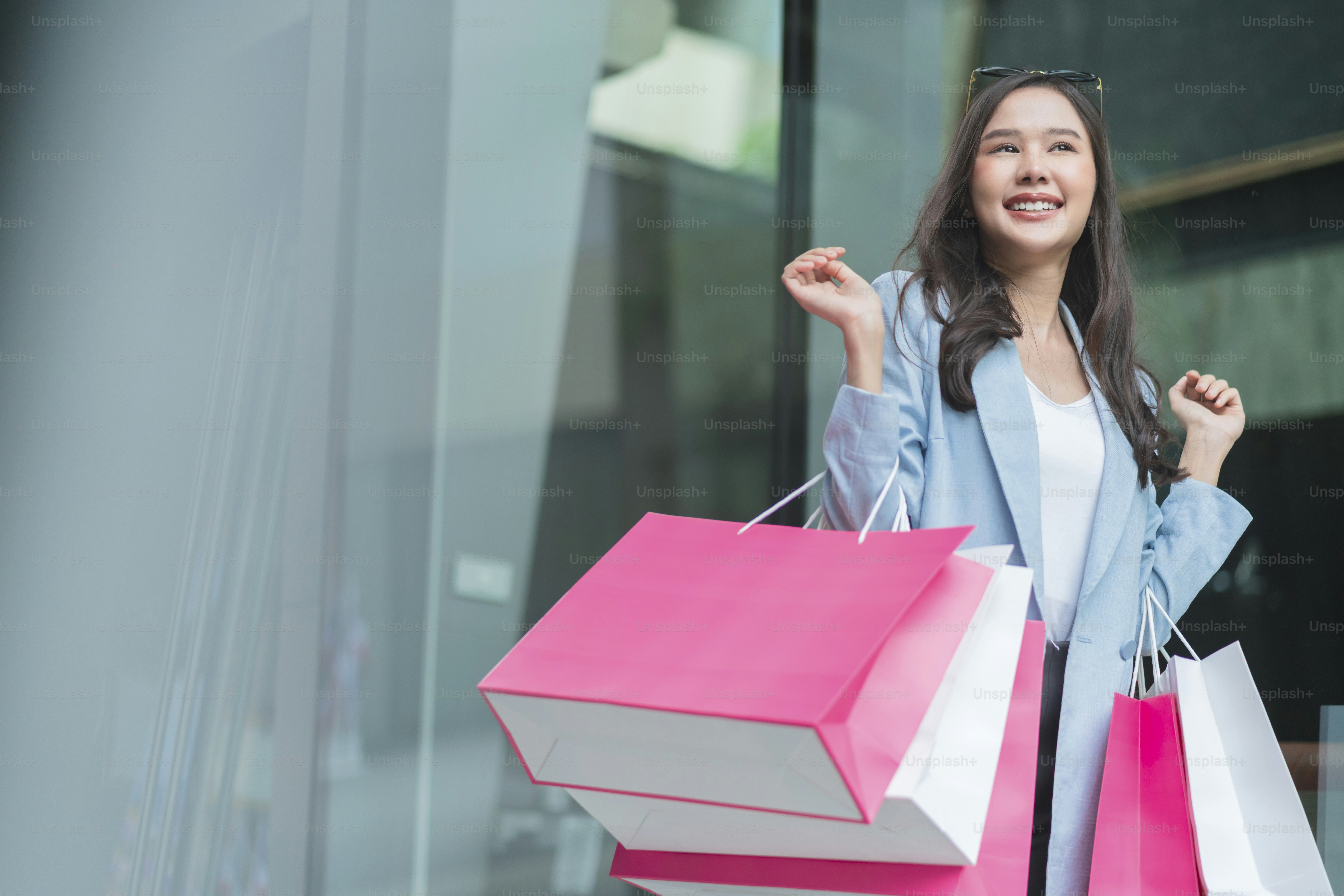 wanita asia cantik wanita senang belanja kasual positif memegang tas kertas wanita bahagia menikmati pembelian kain belanja beli diskon penjualan di pusat mall toko etalase koridor department store