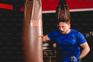 Starker Athlet Kaukasischer Mann Mensch Trainieren im Sport-Fitnessstudio, Workout Übung Training im modernen Fitnessstudio für Körpermuskeln fit und schlank, schweres Bodybuilding und gesunder Lebensstil Menschen