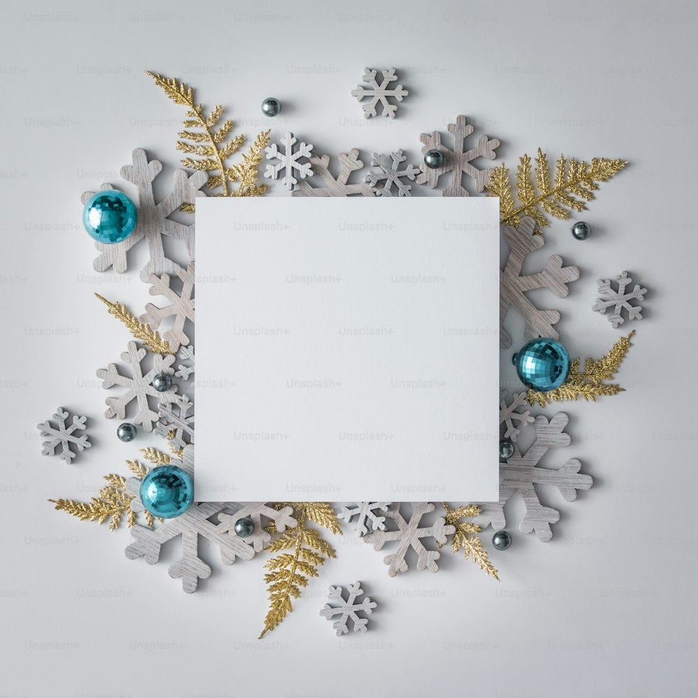 Diseño navideño creativo hecho de decoración navideña de invierno y copos de nieve. Plano tendido. Concepto de Año Nuevo de la Naturaleza.