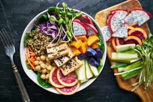 Gegrillter Tofu und Drachenfrucht Buddha Schüssel Draufsicht, hat auch Kichererbsen und Blutorangenscheiben