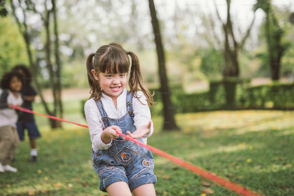 petites filles jouant au tir à la corde au parc