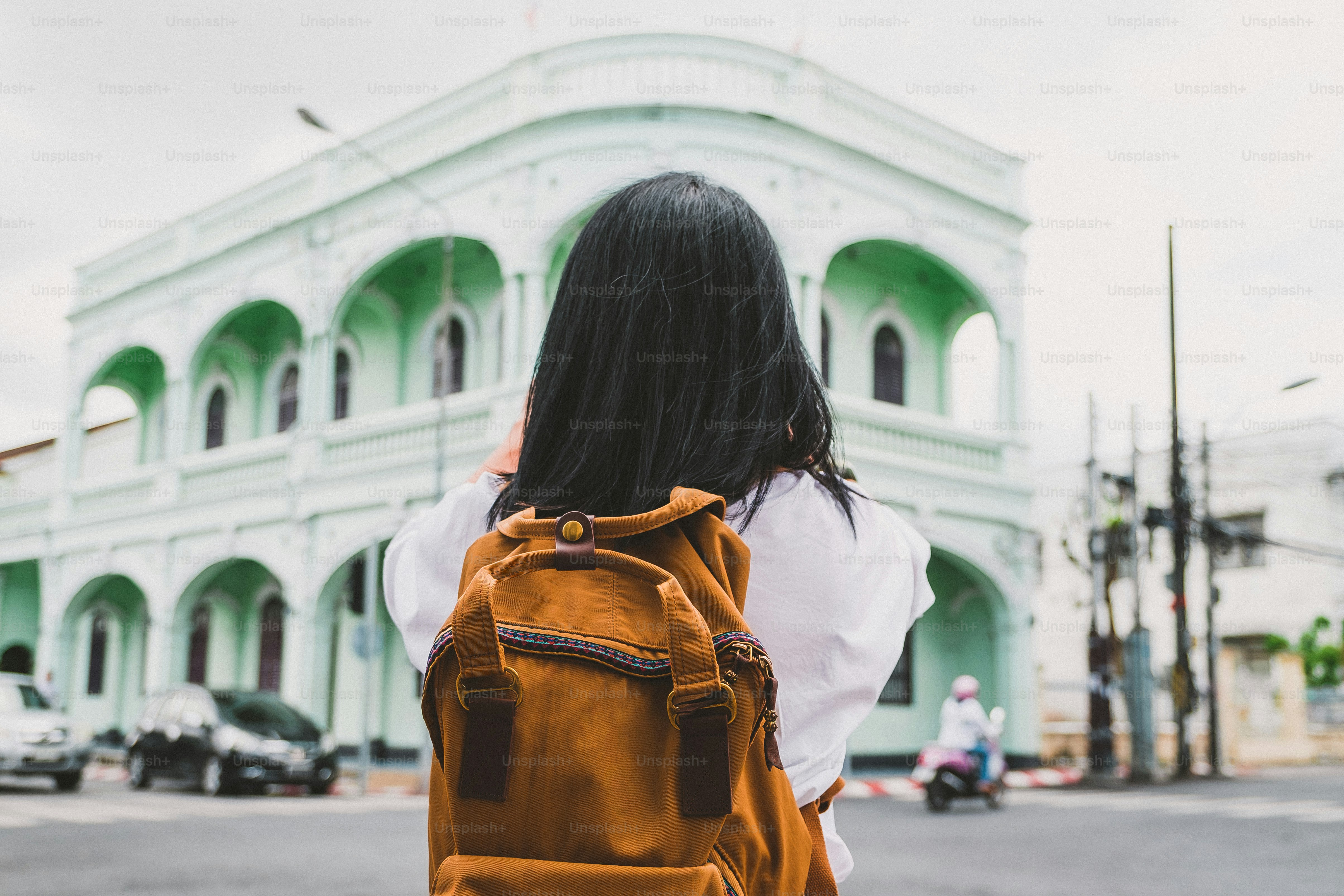 Reisende Backpacker benutzen Handy und fotografieren die Altstadt während der Reise.Sightseeing in der Stadt