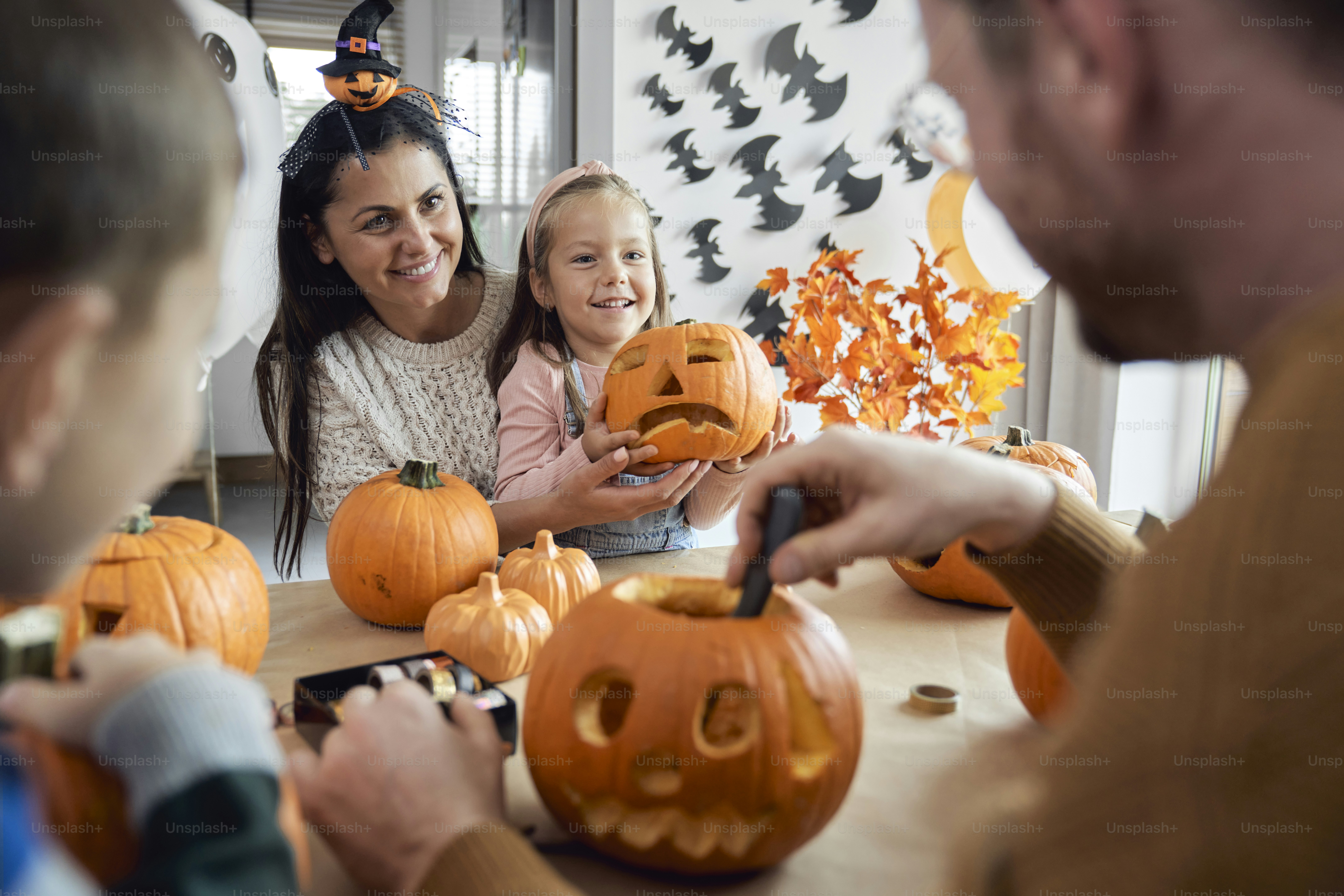 Família feliz se preparando para o Halloween