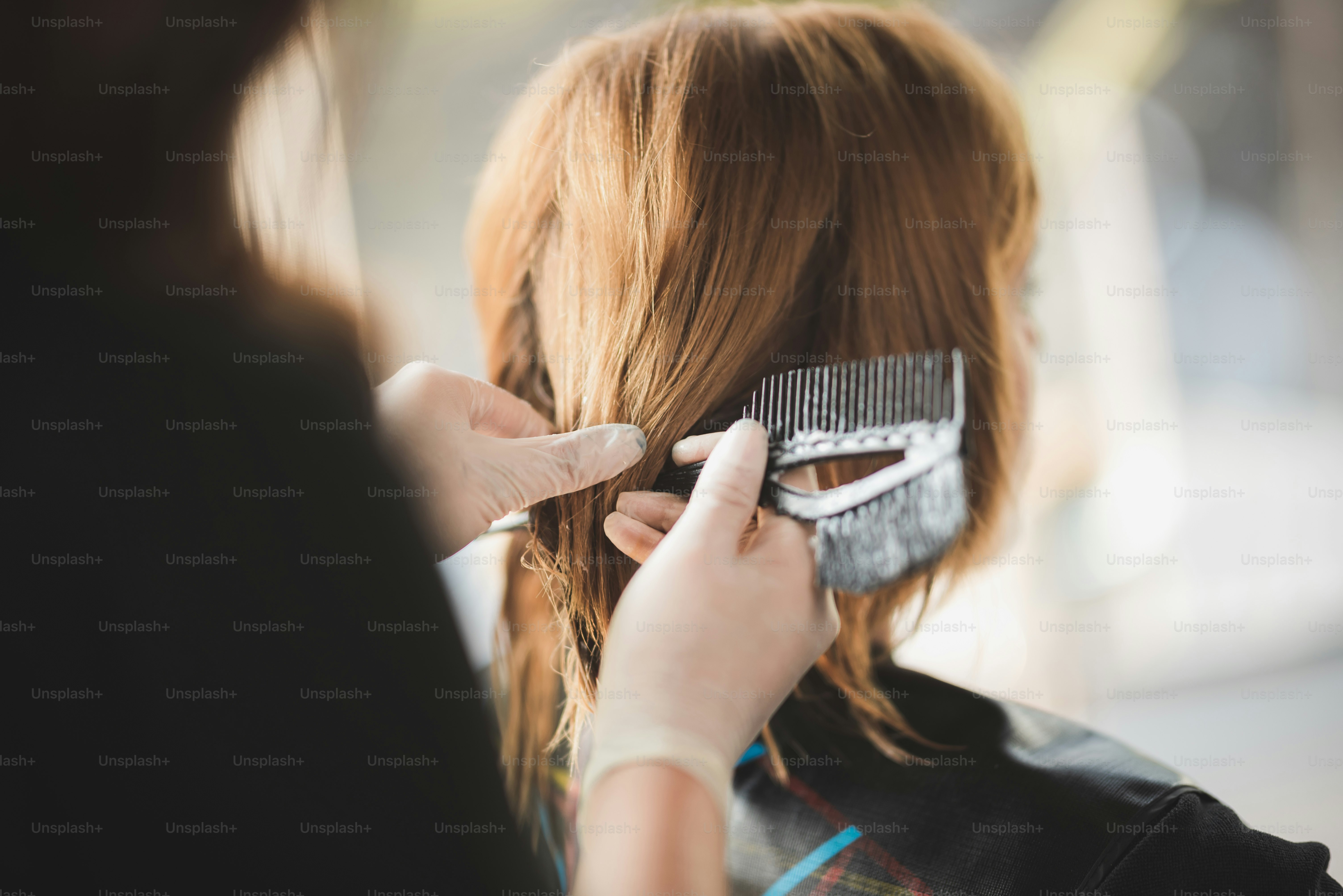 Pessoa cabeleireira profissional e conceito de salão de beleza de moda de  cabelo, cliente mulher sobre corte de cabelo e cuidados com o cabelo,  equipamento de barbeiro coiffure, trabalho de cabeleireiro para, image size:3000x2003