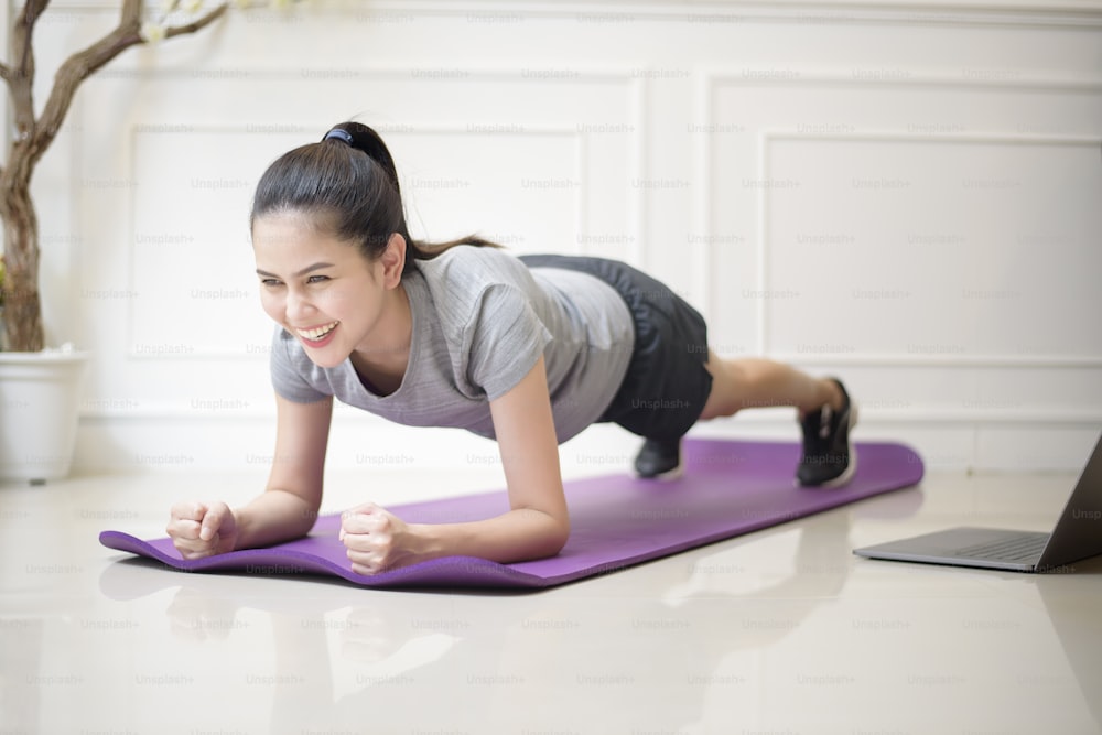 Fitness Frau Übung zu Hause