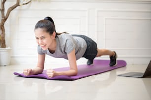 exercício da mulher fitness em casa