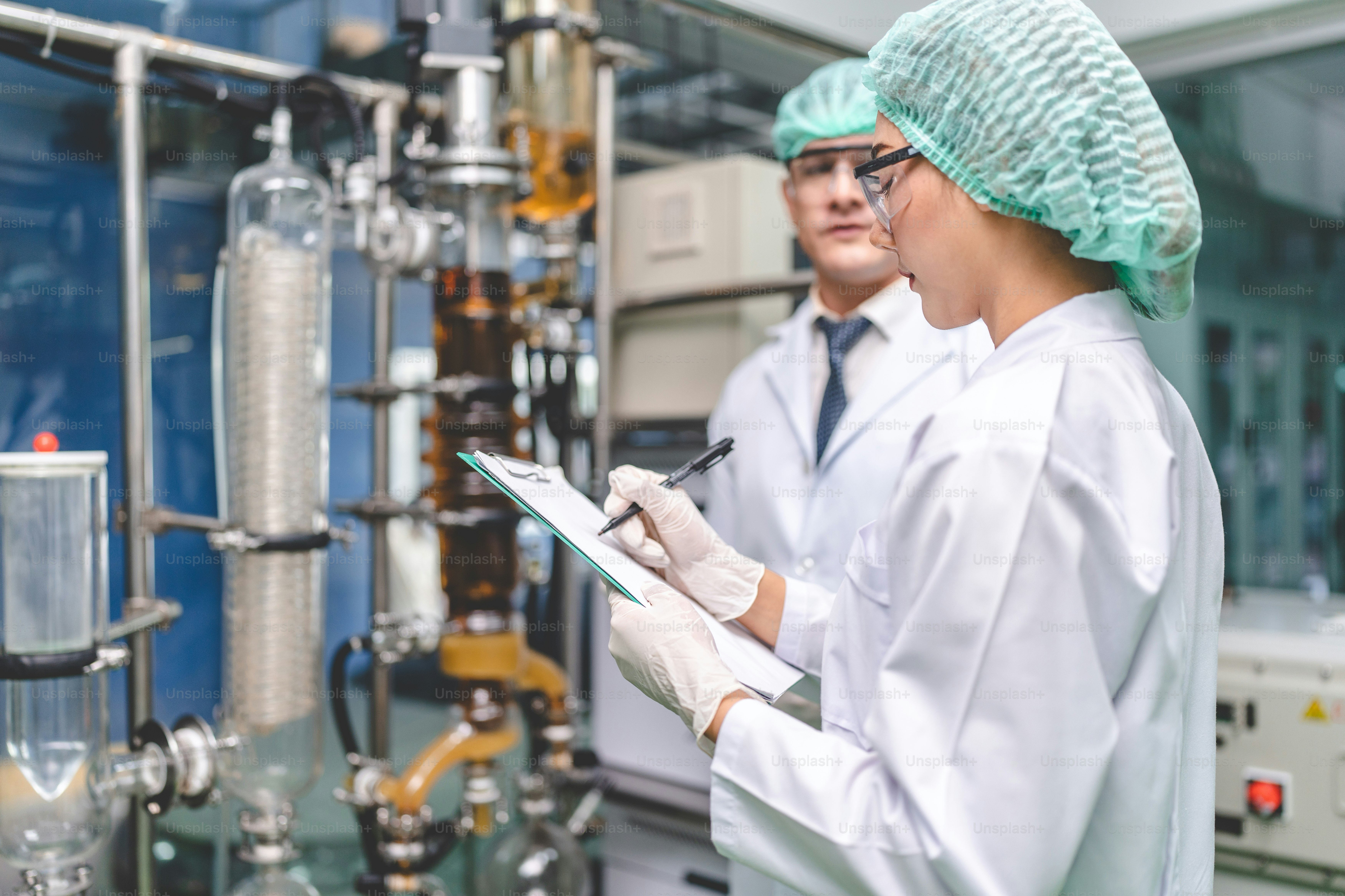 cientista verificando em plantas de cânhamo de cannabis orgânica em uma estufa de ervas daninhas. Conceito de ervas de legalização para medicina alternativa com óleo CBD, indústria comercial de negócios de medicina farmacêutica