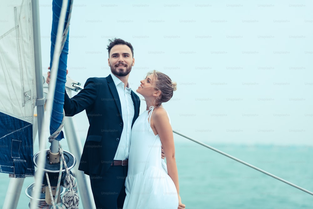 Scène d’amour d’amants sur un yacht de luxe, mari et femme