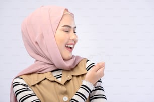 Una giovane donna musulmana che tiene l'apparecchio invisalign in studio, assistenza sanitaria dentale e concetto ortodontico.