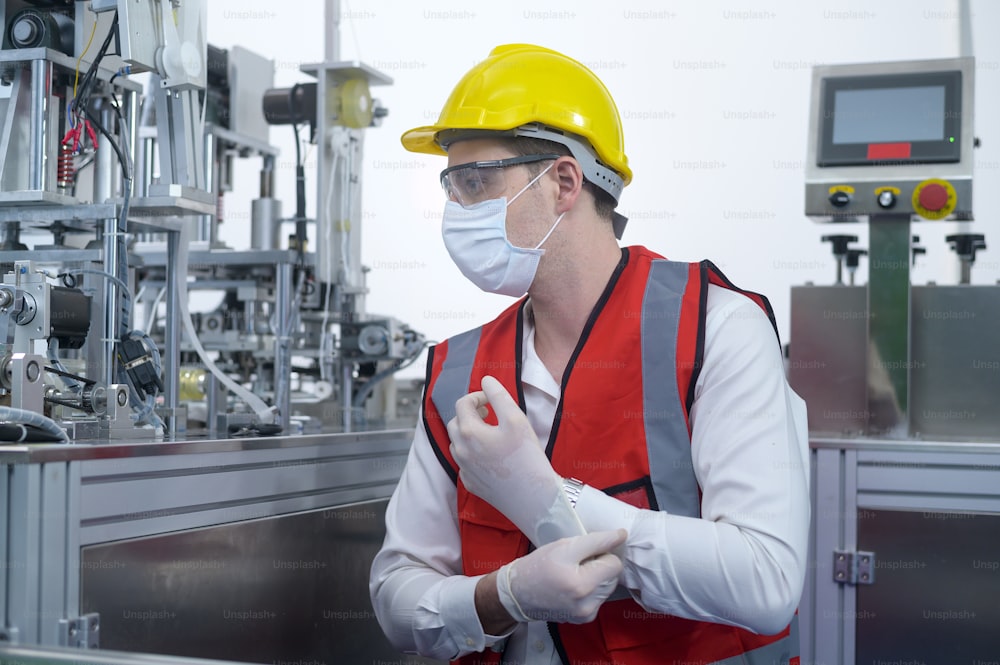 Ingénieur de contrôle de la qualité (QC) surveillance et vérification du système de machine dans l’usine de fabrication