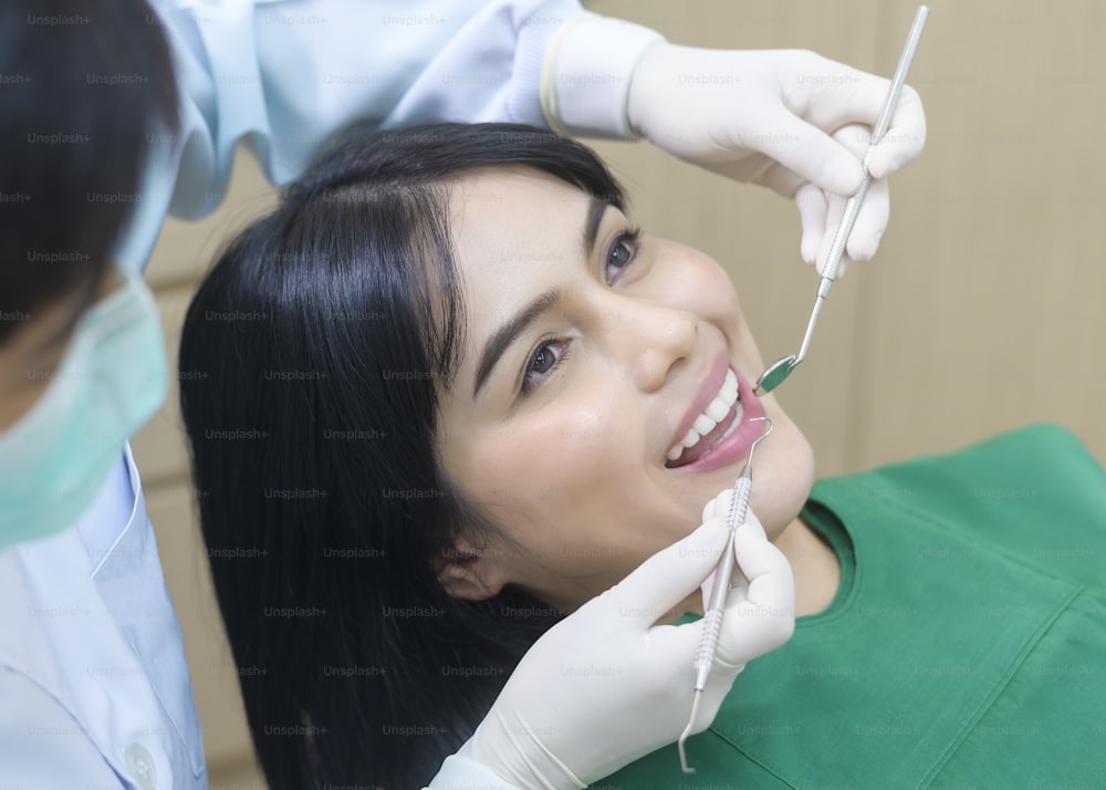 Jeune femme ayant des dents examinées par le dentiste dans une clinique dentaire, un contrôle des dents et un concept de dents saines