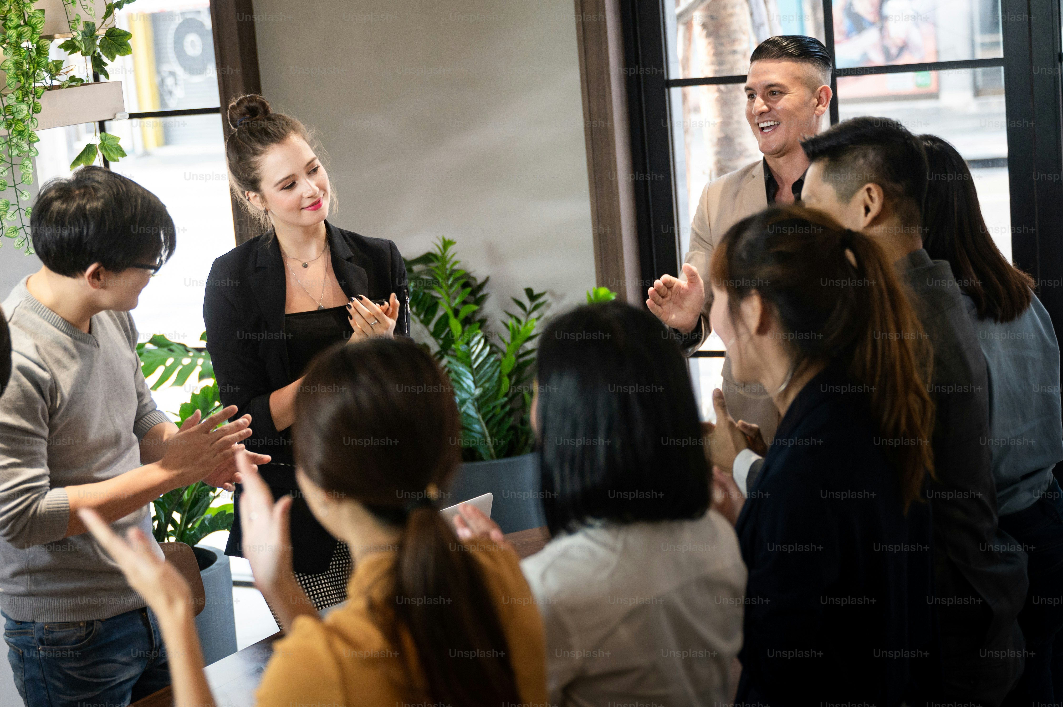 Travail d’équipe d’entreprise et gestion dans une salle de réunion pour conférence, brainstrom et discussion de partage