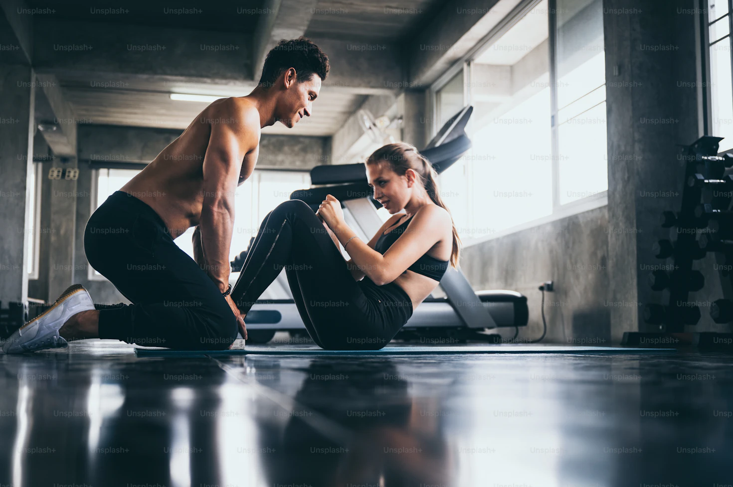 Couple on their first gym date training together