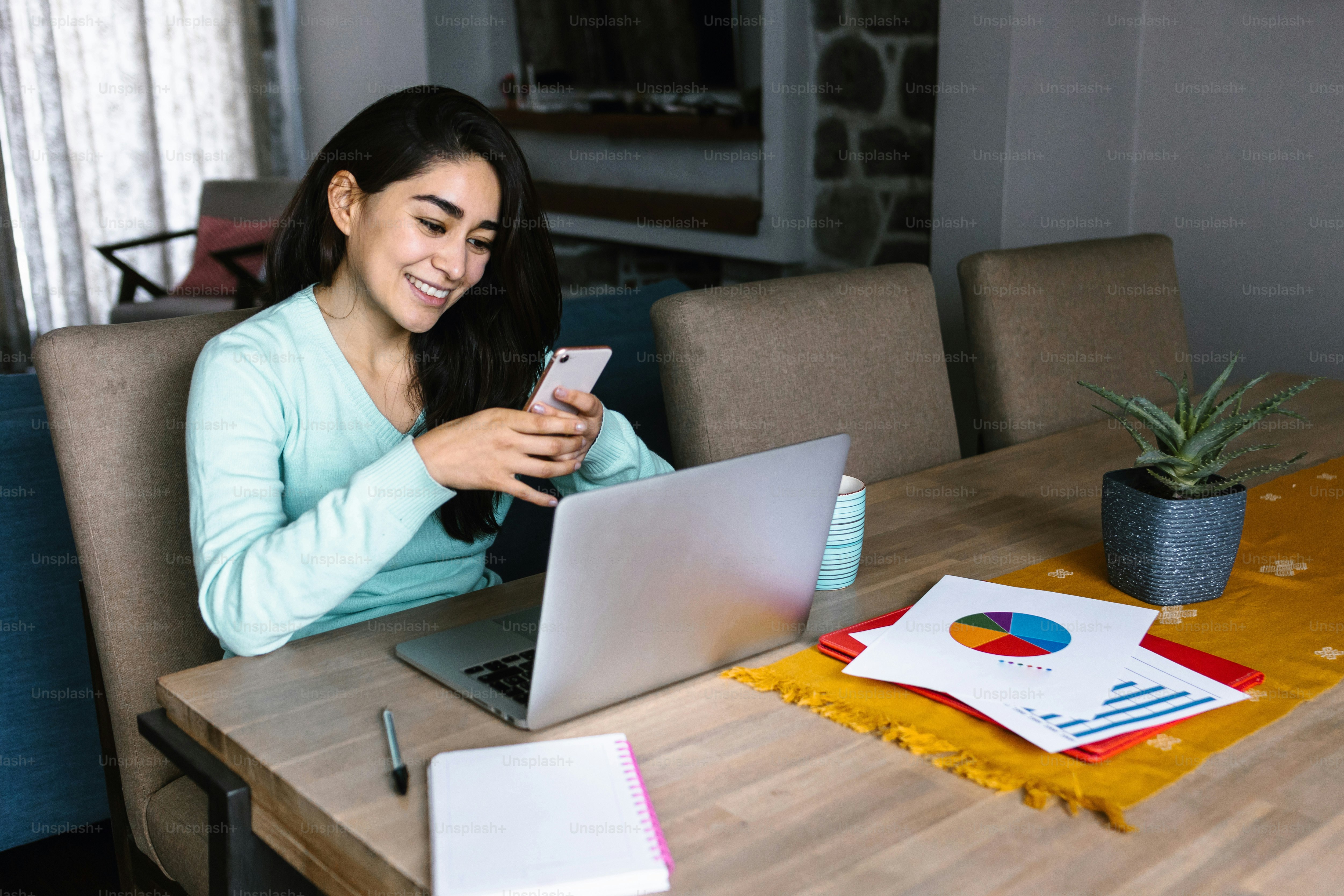 Profesional latina con laptop