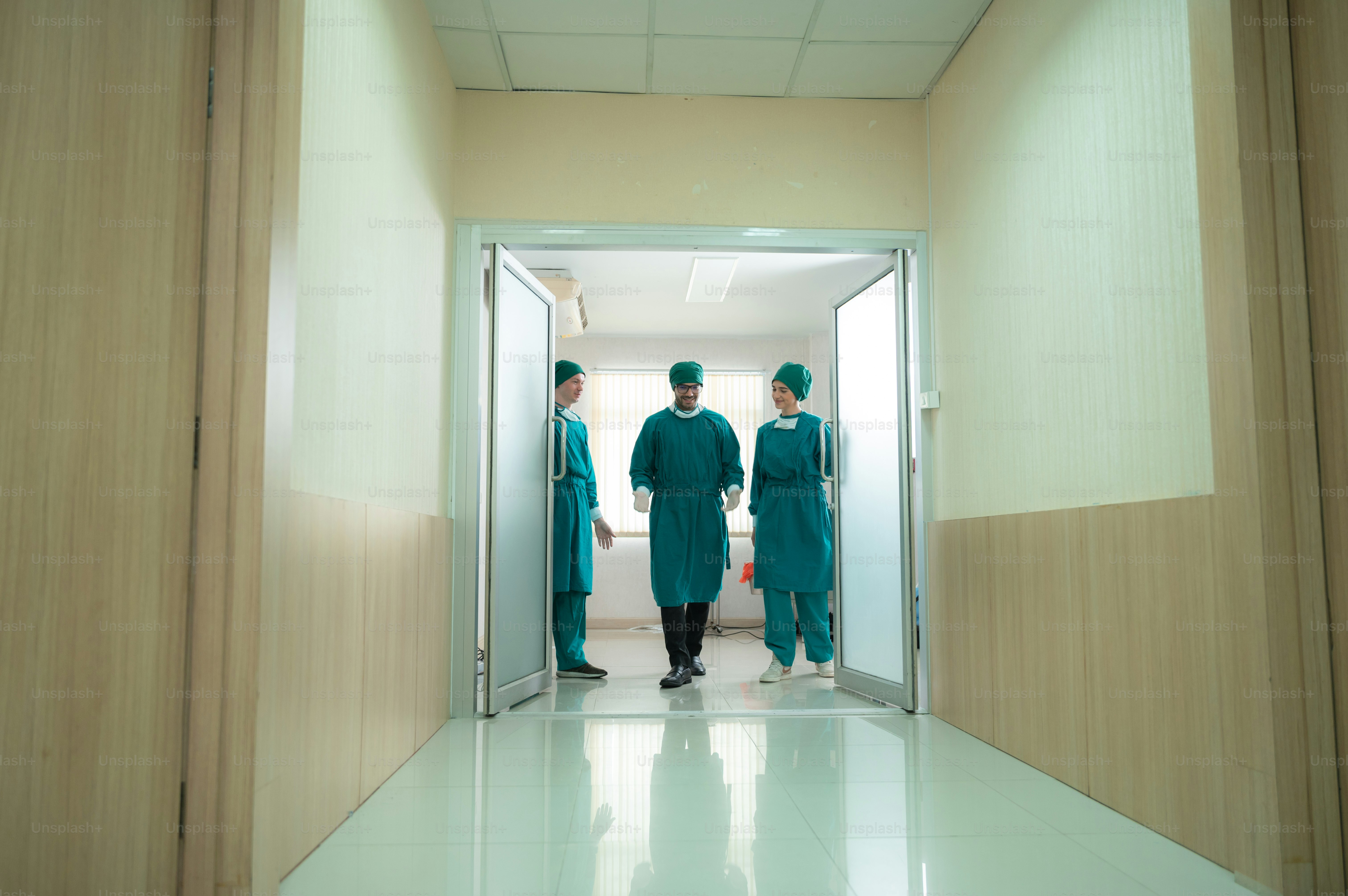 OP-Arzt-Team-Konzept, professioneller Chirurg im medizinischen Operationssaal im Krankenhaus sind spezialisierte Teamarbeit für die Gesundheit der Patienten