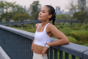 Ein Porträt einer jungen Fitnessfrau in Sportbekleidung im Stadtpark, Healthy and Lifestyles.