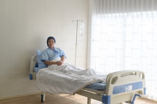 Ritratto di donna paziente anziana del cancro che indossa il foulard in ospedale, assistenza sanitaria e concetto medico