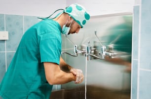 병원에서 청결을 위해 올바른 기술을 사용하여 수술에 손을 씻는 외과 의사