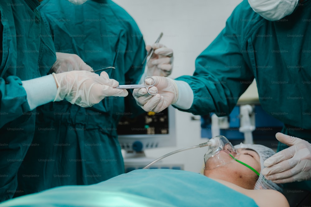 病院の手術室で使用する手術用医療機器、専門医による手術用医療機器ツール