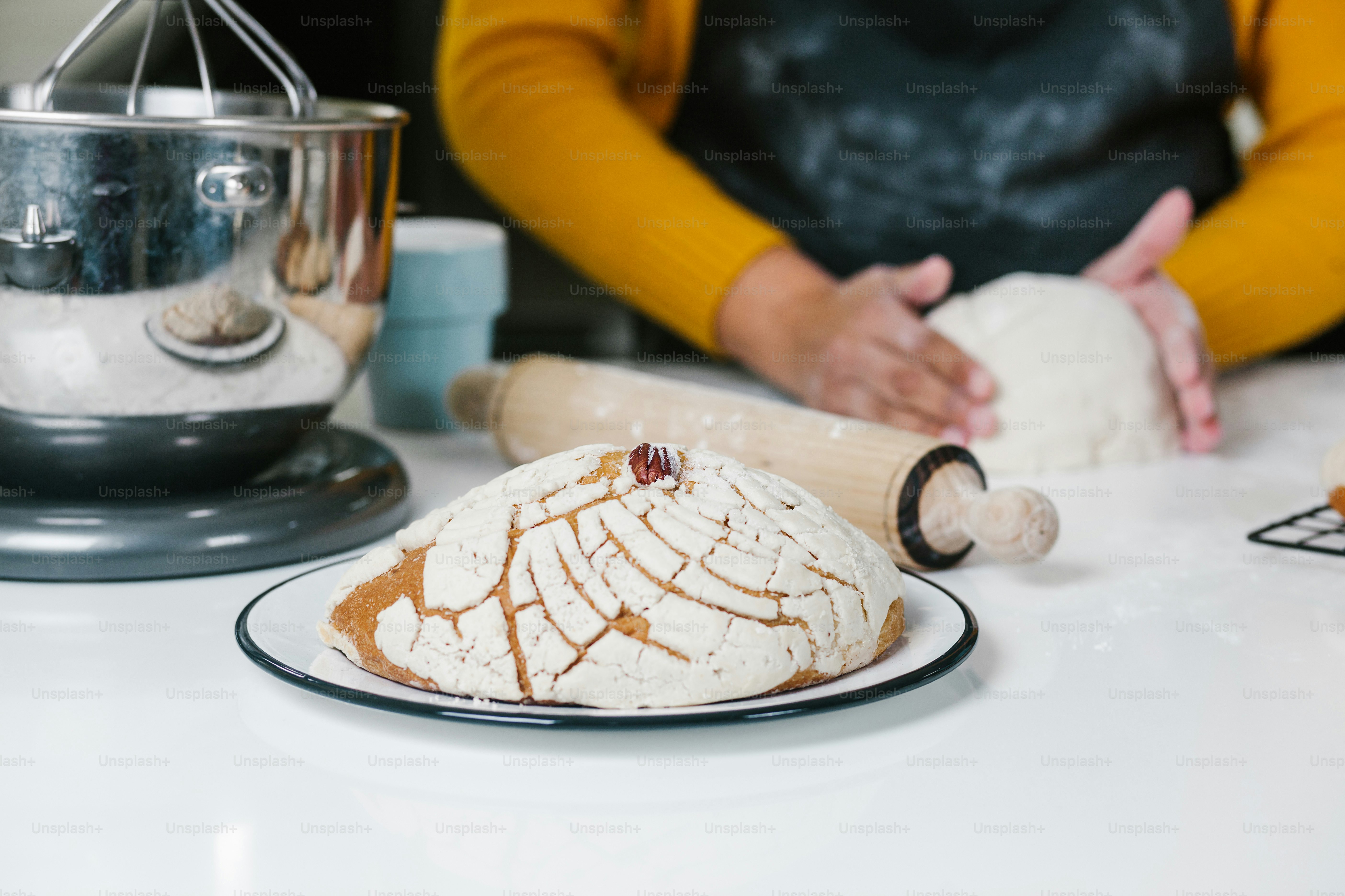 Manos de panaderos mexicanos preparando masa para el pan tradicional ...