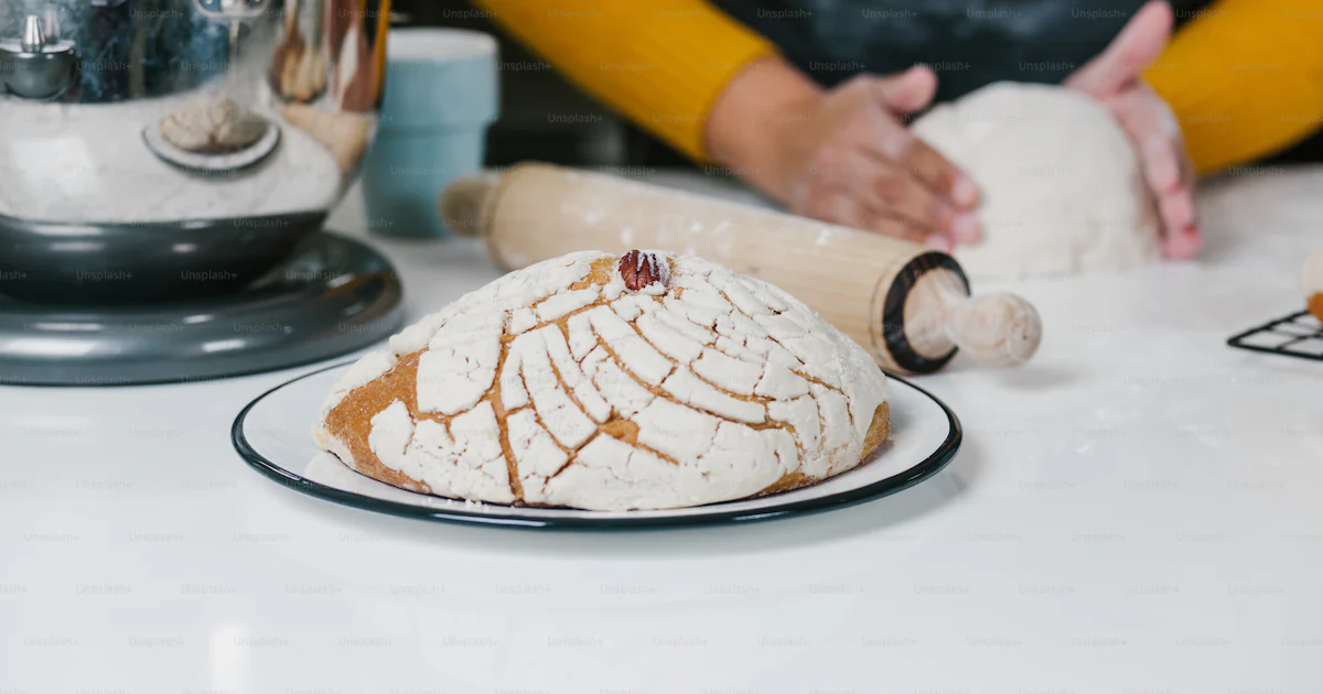 Manos de panaderos mexicanos preparando masa para el pan tradicional ...