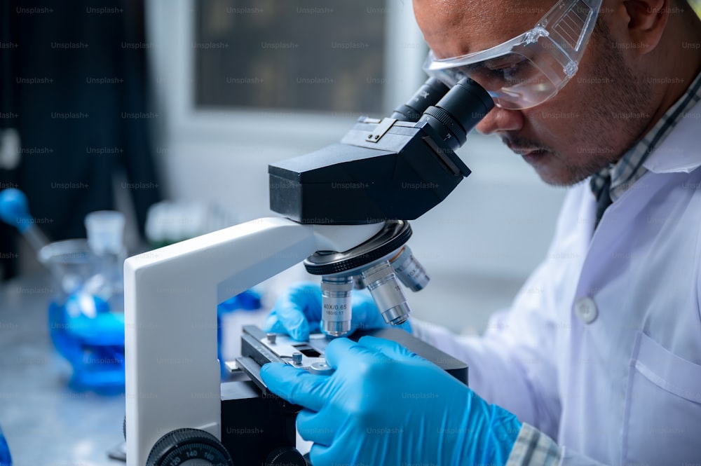 Wissenschaft und Medizin, Wissenschaftler analysieren und tropfen eine Probe in eine Glasware, Experimente mit chemischer Flüssigkeit im Labor auf Glaswaren, DNA-Struktur, innovativ und Technologie.