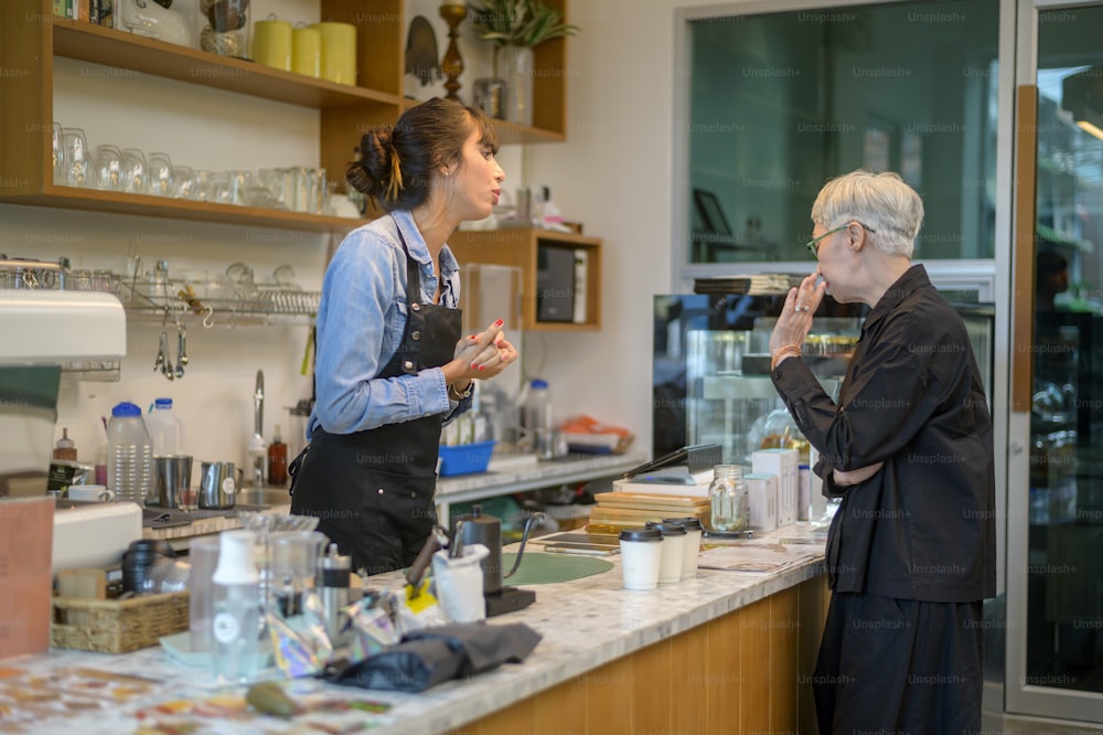 Un client en colère se plaint d’un barista dans un café