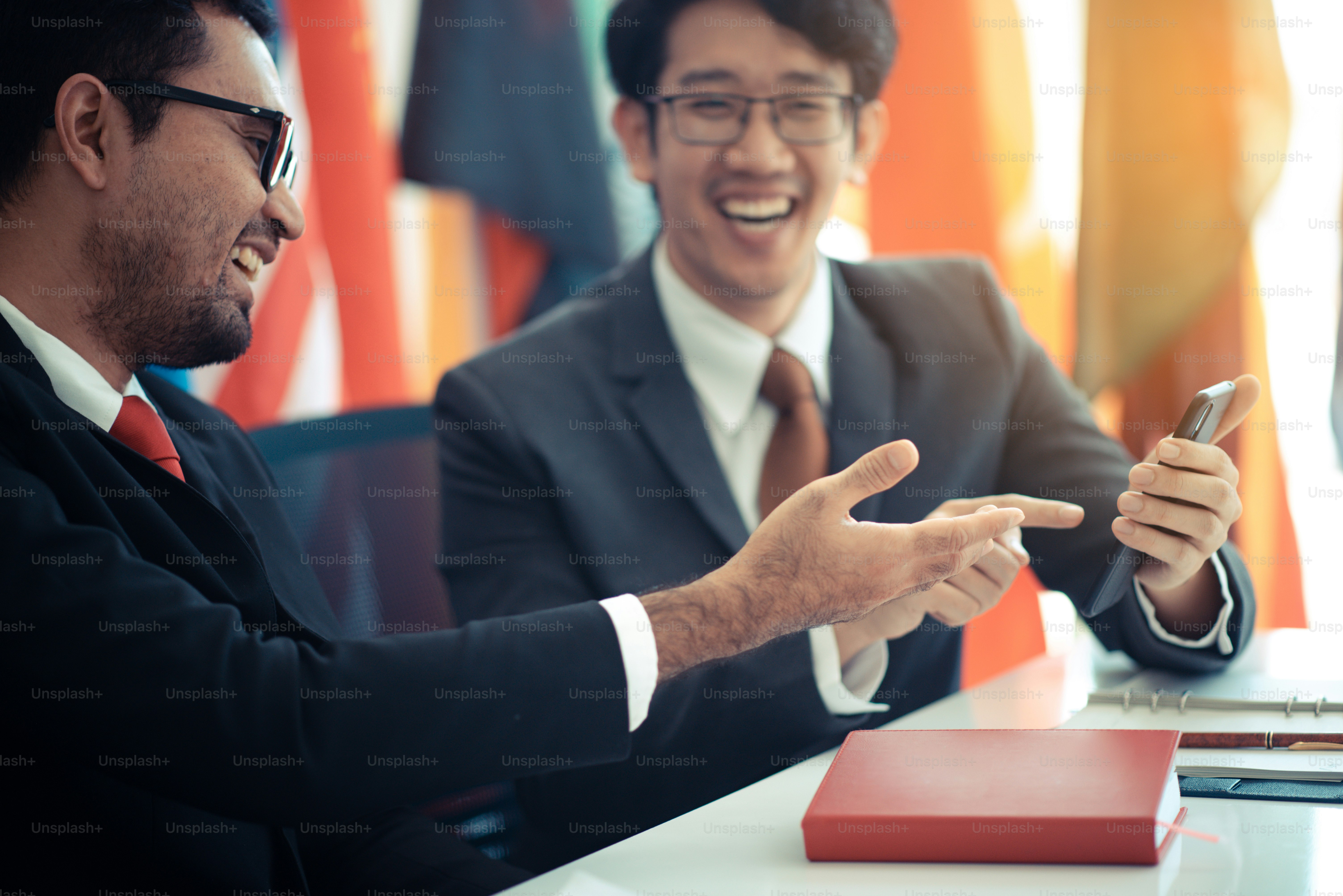 Foto zum Thema Geschäftsleute nutzen ein Smartphone Bei Online