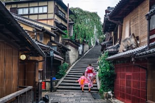 Kyoto, Japan Kulturreisen - Asiatischer Reisender trägt traditionellen japanischen Kimono beim Wandern im Bezirk Higashiyama in der Altstadt von Kyoto, Japan.