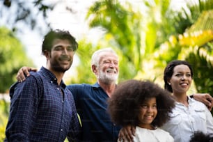 El concepto familiar de personas felices ríe y se divierte junto con tres generaciones diferentes